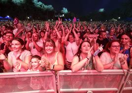 Varias personas disfrutan en el concierto de Rozalén en Valencia.