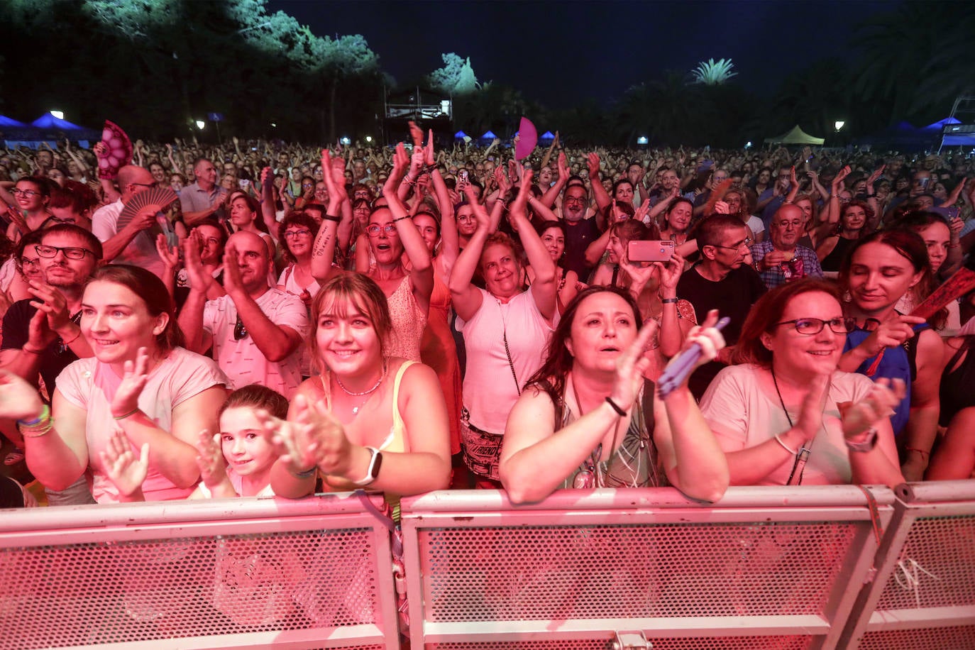 Varias personas disfrutan en el concierto de Rozalén en Valencia.