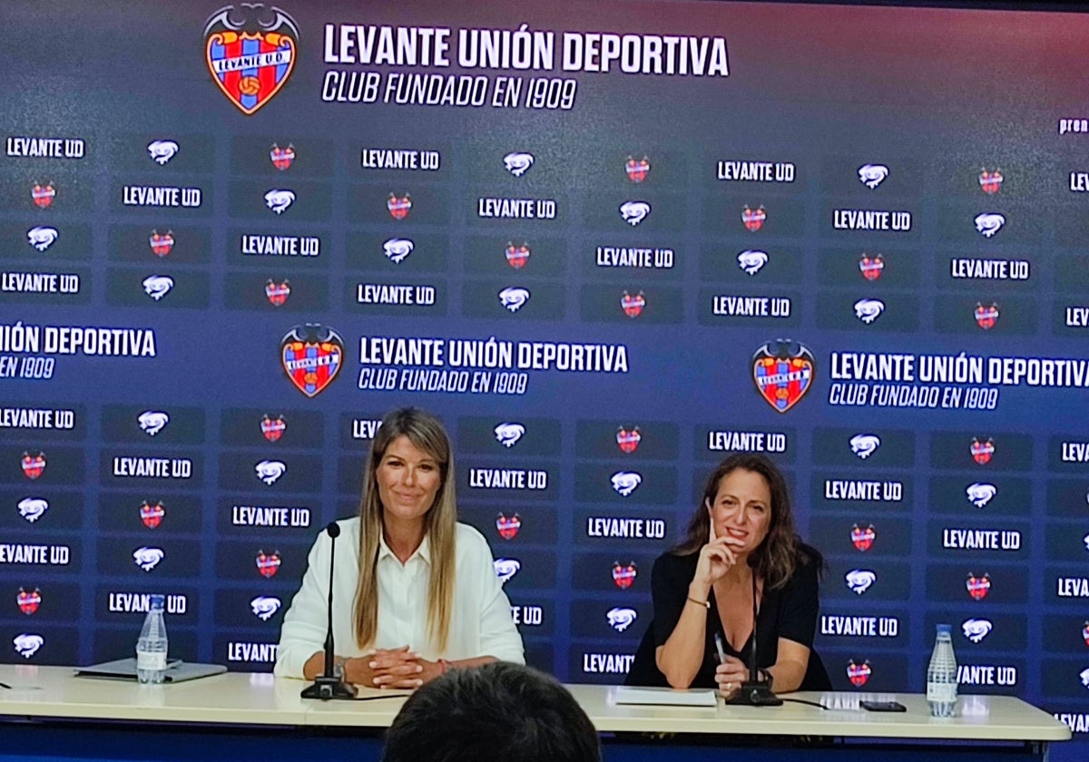 La consejera y portavoz Maribel Vilaplana (izquierda), junto a la nueva directora de comunicación Puri Naya (derecha), en sala de prensa.