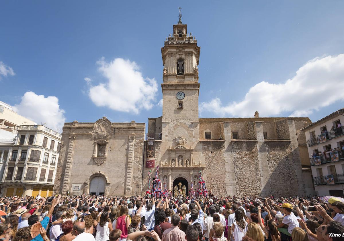 Las muixerangas frente a la Basílica.