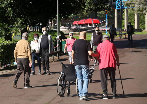 Grupos de jubilados paseando