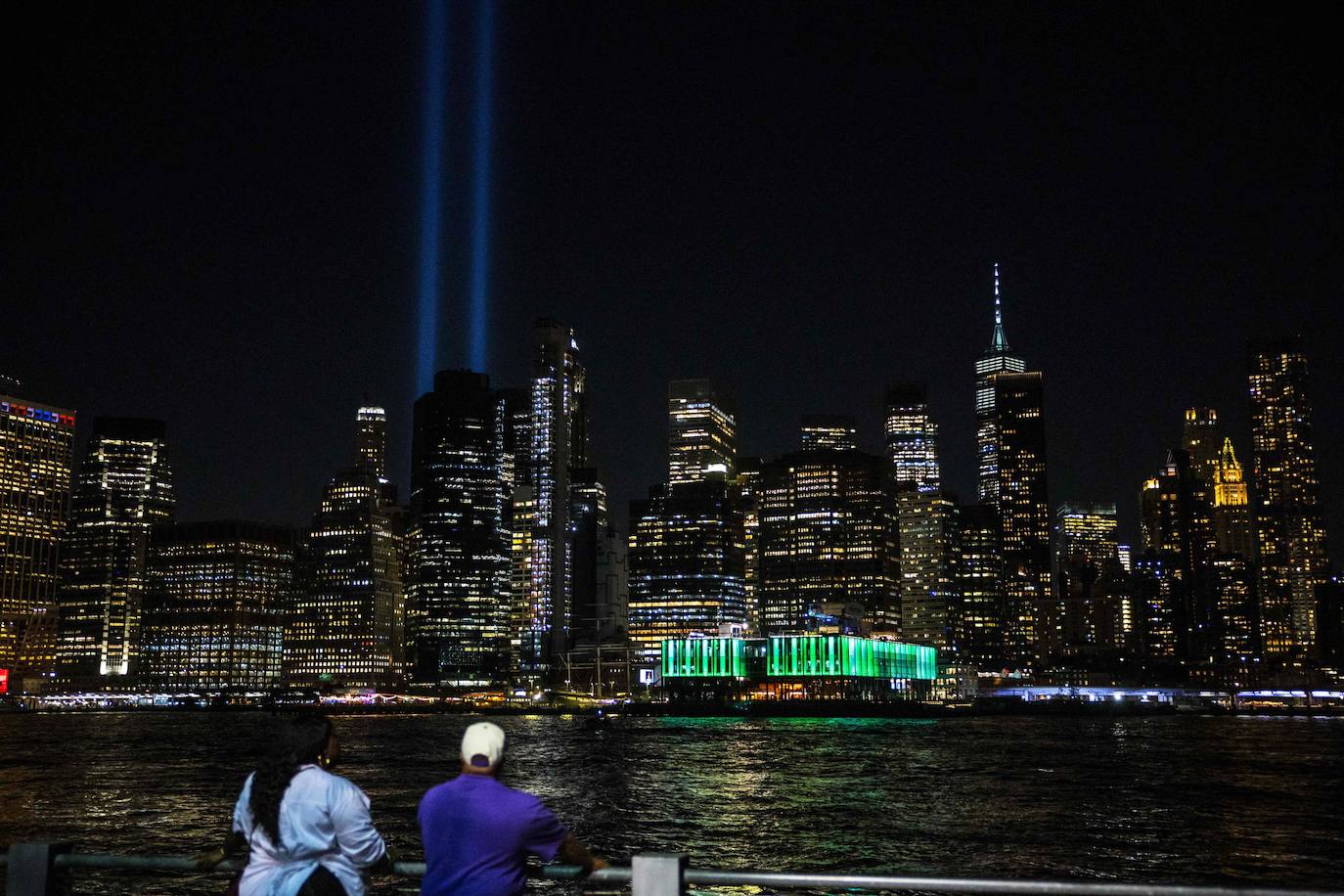 El cielo de Nueva York se ilumina en el 22 aniversario del 11-S