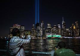 El cielo de Nueva York se ilumina en el 22 aniversario del 11-S