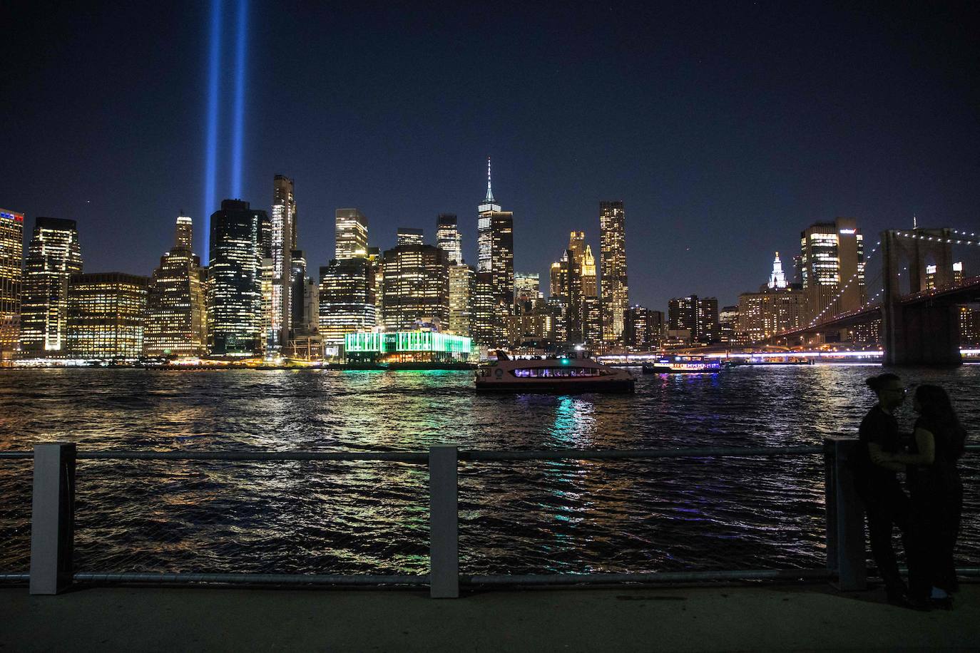 El cielo de Nueva York se ilumina en el 22 aniversario del 11-S