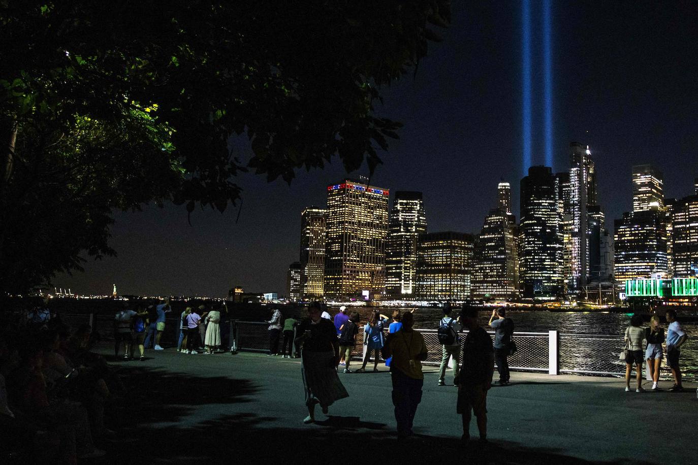 El cielo de Nueva York se ilumina en el 22 aniversario del 11-S