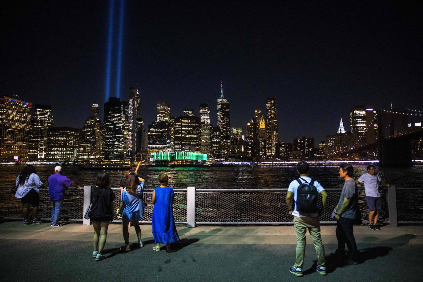 El cielo de Nueva York se ilumina en el 22 aniversario del 11-S