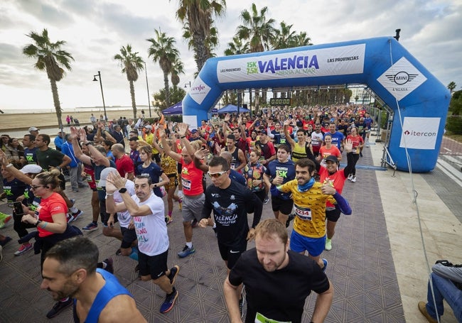 Participantes en la 7,5 y 15K Valencia Abierta al Mar, por el paseo marítimo.