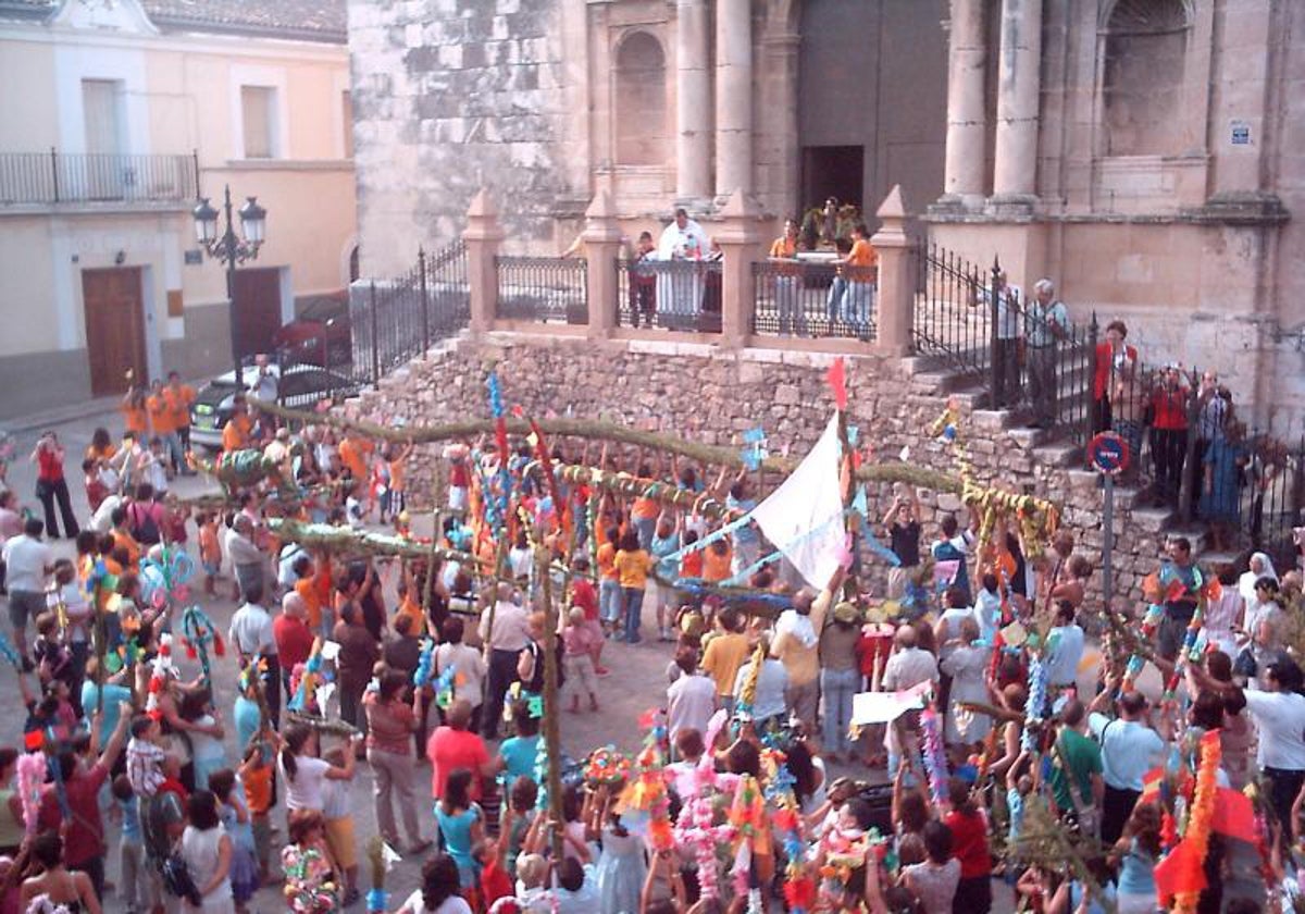 Momento de la bendición de los sangilets en una foto de archivo.