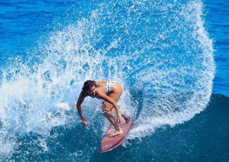 Imagen secundaria 1 - En el skate, Yojany Pérez Rivera; surfeando, Daniela Boldini; apoyado, Xavia Whatcamole.