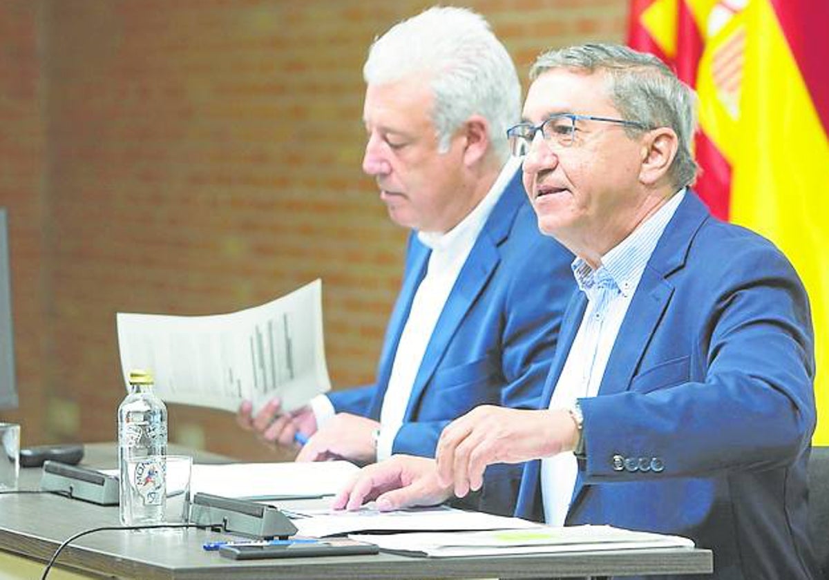 Rovira y McEvoy, en segundo término, durante la rueda de prensa.