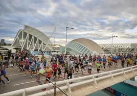Primeros metros tras el pistoletazo de salida del Maratón Valencia 2022.