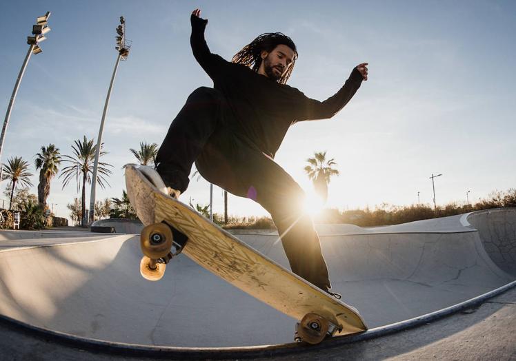 Imagen principal - En el skate, Yojany Pérez Rivera; surfeando, Daniela Boldini; apoyado, Xavia Whatcamole.