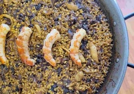 La receta del fin de semana: arroz con gambones, calamares y morcilla de cebolla