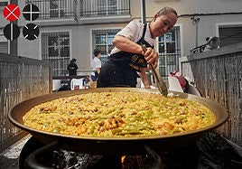 Una cocinera prepara una paella en la edición anterior.