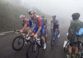 Varios ciclistas durante una etapa de la Vuelta.