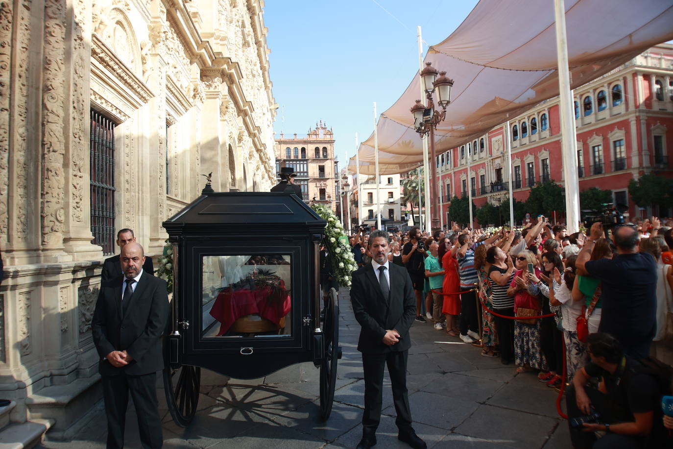 Así se despide Sevilla de María Jiménez: entre famosos y homenajes