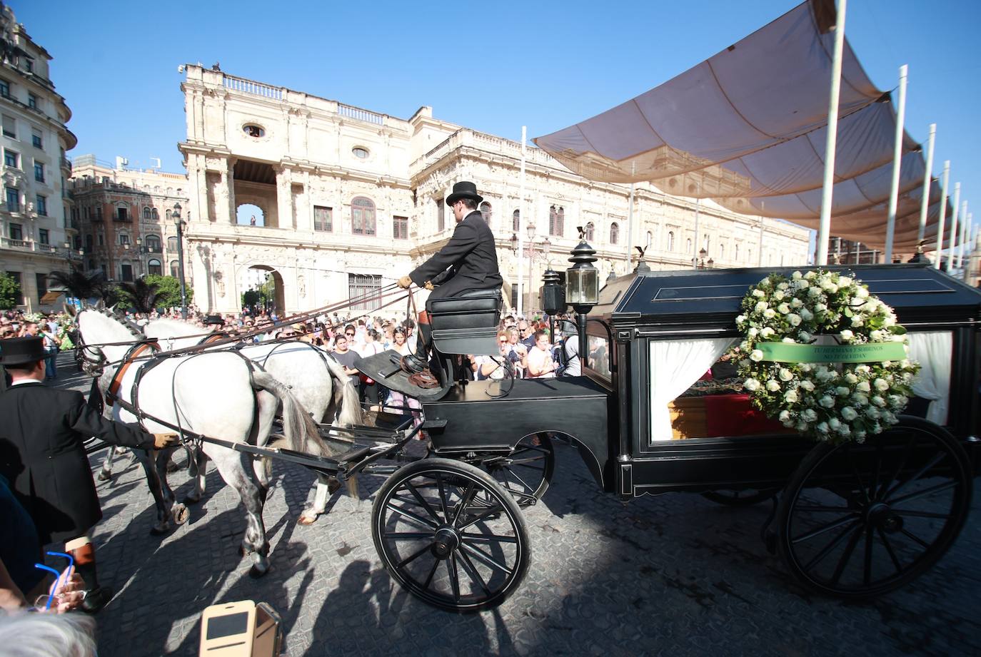 Así se despide Sevilla de María Jiménez: entre famosos y homenajes