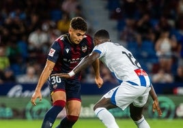 Andrés García tratando de regatear a Ramón Ramos, lateral del Espanyol.