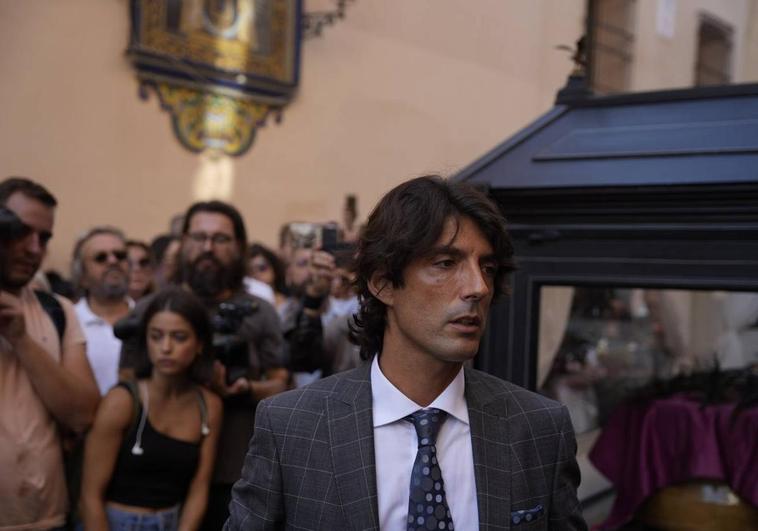 Alejandro Jiménez, durante la llegada del féretro de su madre a la Iglesia de Santa Ana para la misa funeral.