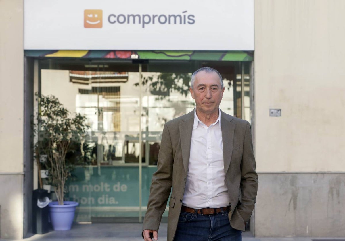 Joan Baldoví, en la puerta de la sede de Compromís en Valencia.