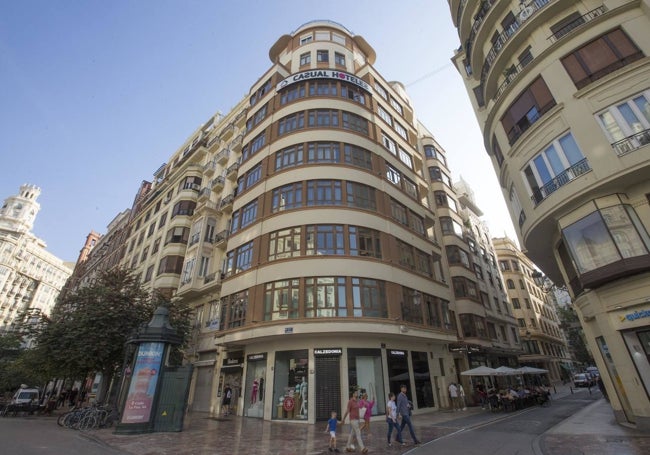 Edificio en la calle Barcelonina esquina con la plaza del Ayuntamiento.