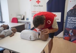 El formador de Cruz Roja de Valencia José Javier Oliver realiza una demostración de reanimación cardiopulmonar en un niño.