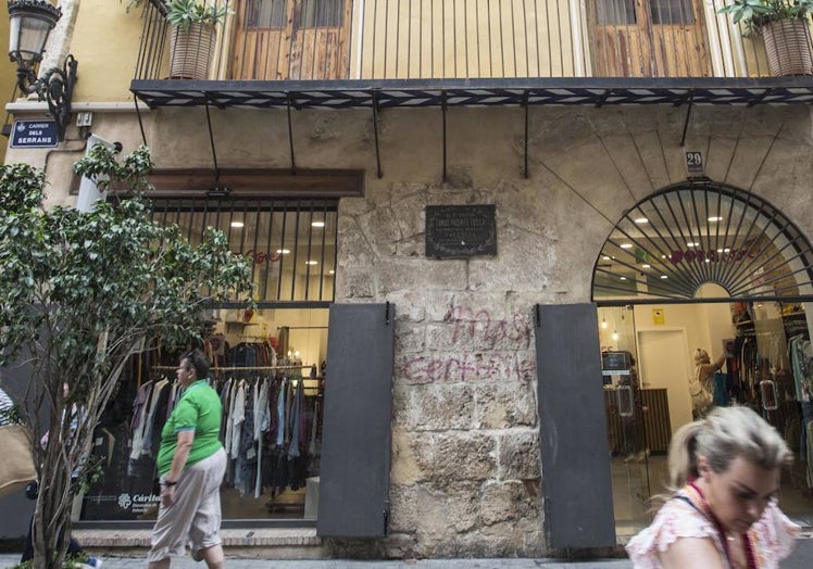 Imagen principal - Pintadas en la fachada de la casa natalicia del Padre Tosca y en la parte trasera de la Lonja de Valencia. 