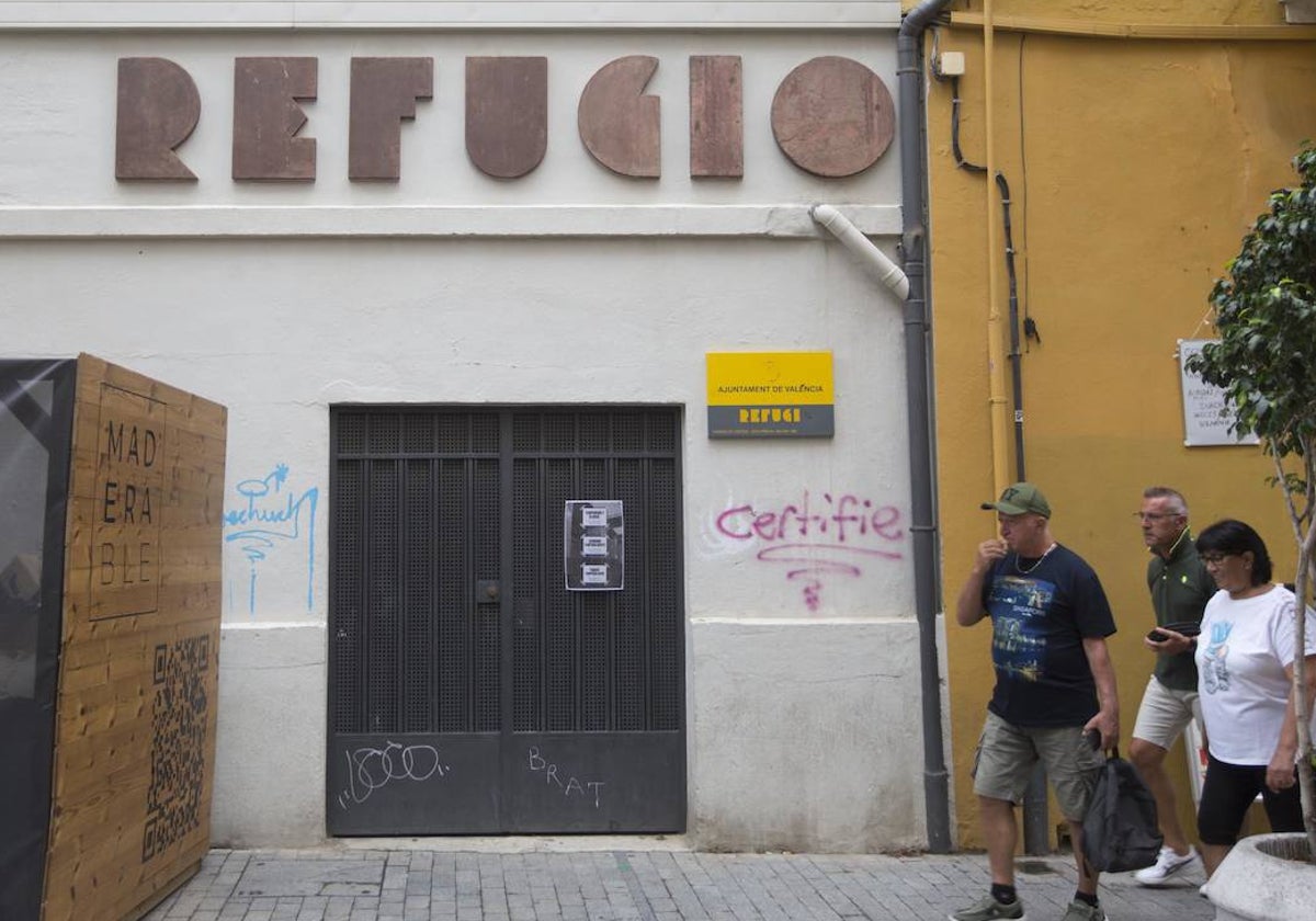 Grafitis en la puerta del refugio de la calle Serranos de Valencia.