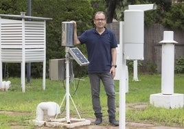 José Ángel Núñez entre instrumentos meteorológicos.