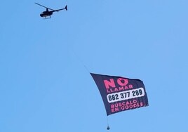 Uno de los carteles de la campaña, exhibido desde un helicóptero.