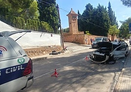 Estado en que ha quedado el coche tras el vuelco, en el camino viejo de Porta Coeli de Náquera.
