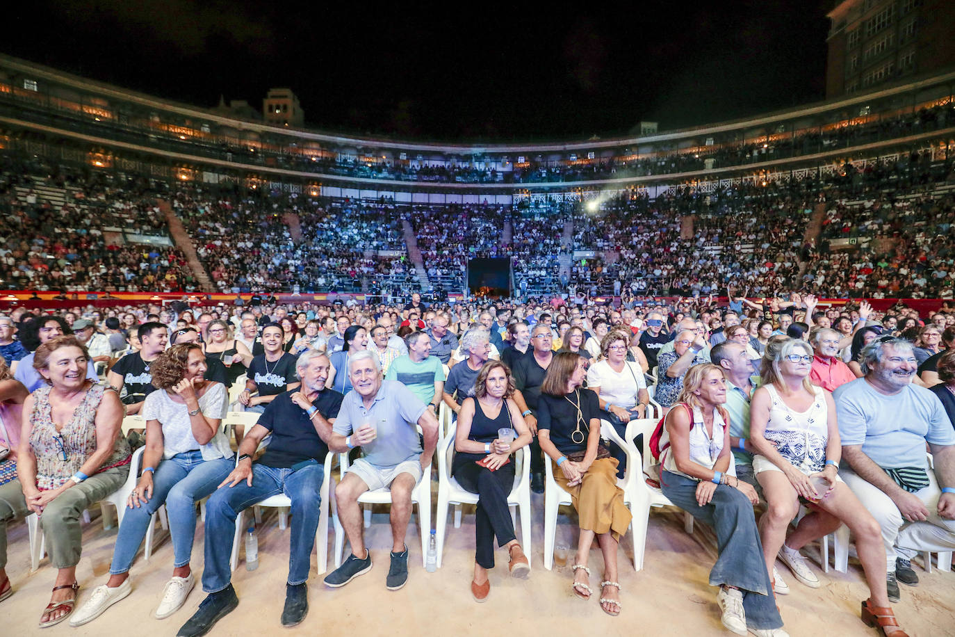 Un eterno Miguel Ríos pone a bailar a Valencia