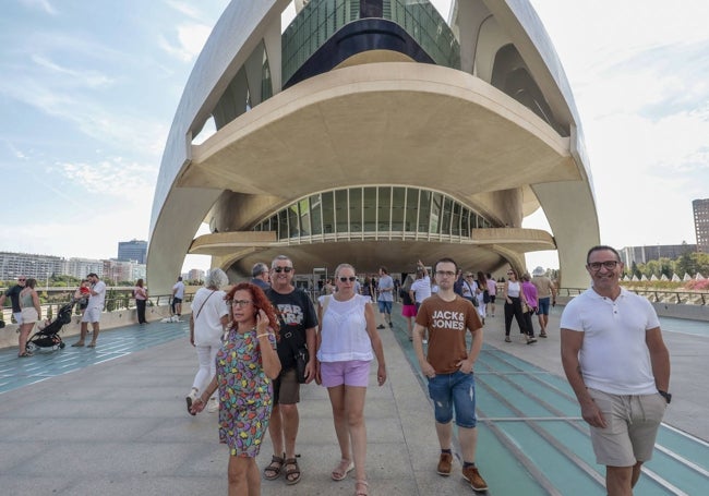 Público en el acceso al Palau de les Arts.