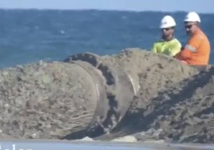 Imagen principal - Aporte de arena que se está realizando en la playa de Arbre de Gos de Valencia. 