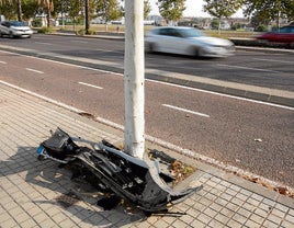 Los restos del coche tras el accidente ocurrido el domingo en la ronda norte.