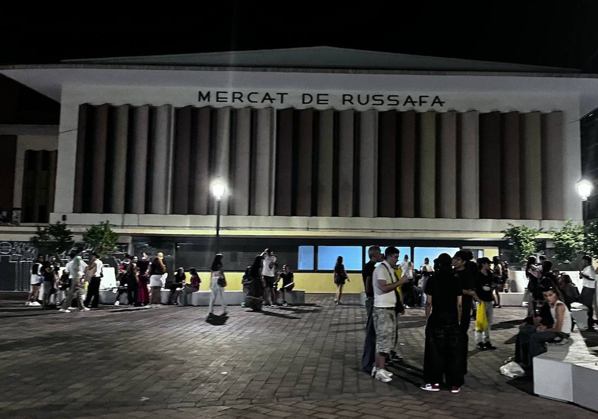 Botellón en la plaza junto al mercado de Ruzafa, la pasada semana.