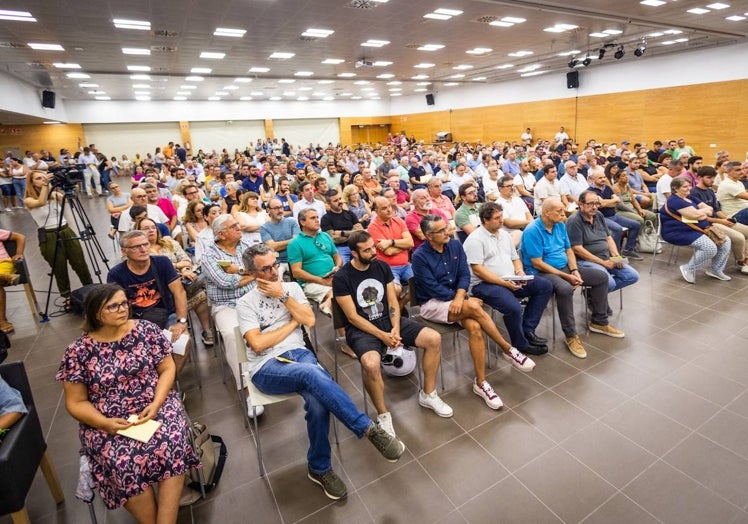 Imagen principal - La sala de Jubiocio se ha llenado de público para asistir a la primera asamblea de Fallas tras las vacaciones de verano. 