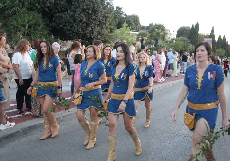 Imagen principal - Éxito de participación y público en el desfile ECOS &#039;De quan els moros arribaren al Saladar&#039;