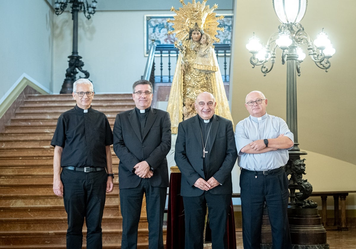 Juan Melchor Seguí, segundo por la izquierda y Camilo Bardisa, primero por la derecha, junto al arzobispo.