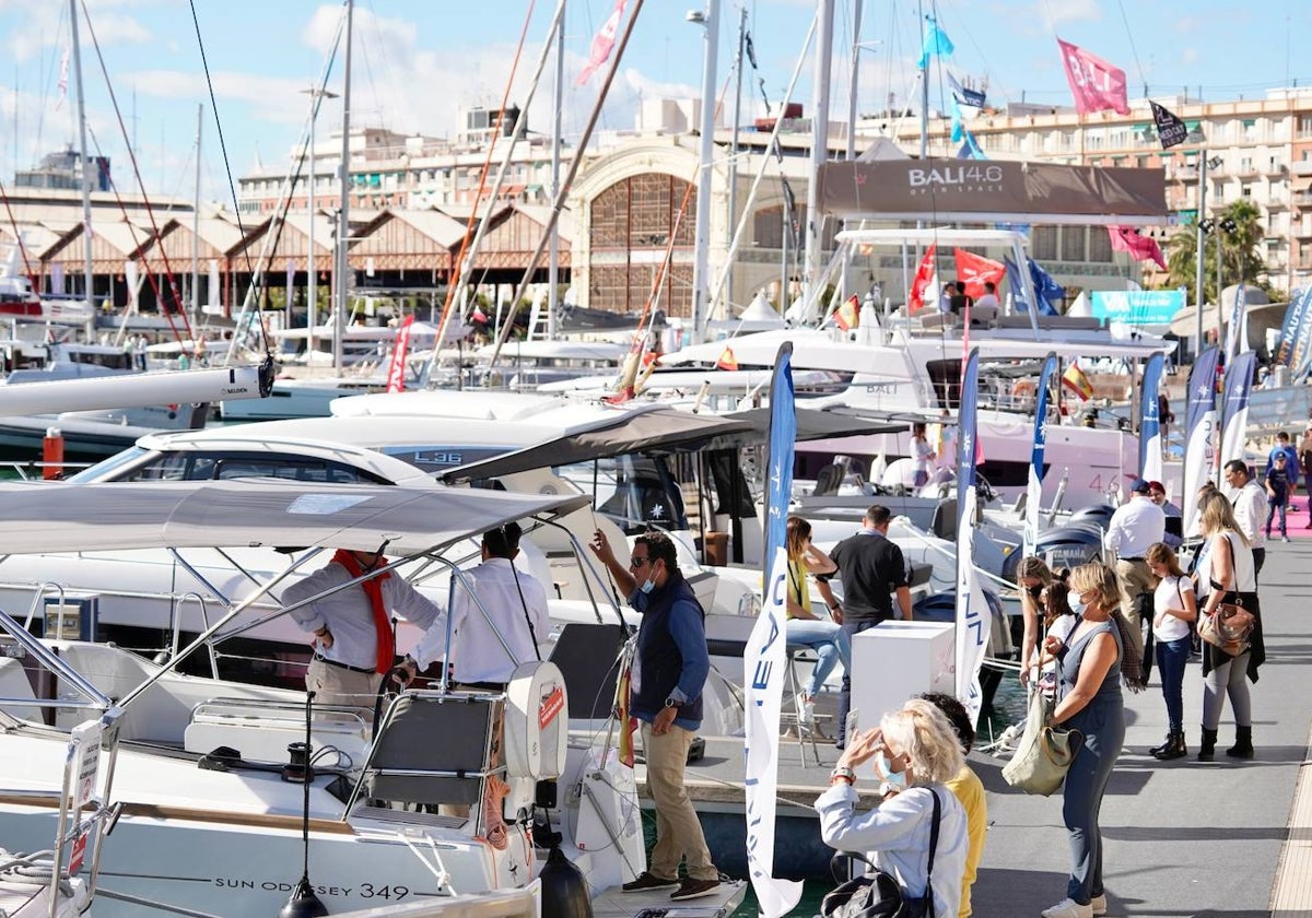 Asistentes a una de las ediciones del salón náutico Valencia Boat Show, en la Marina.