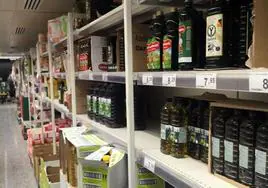 Botellas de aceite de oliva en el lineal de un supermercado