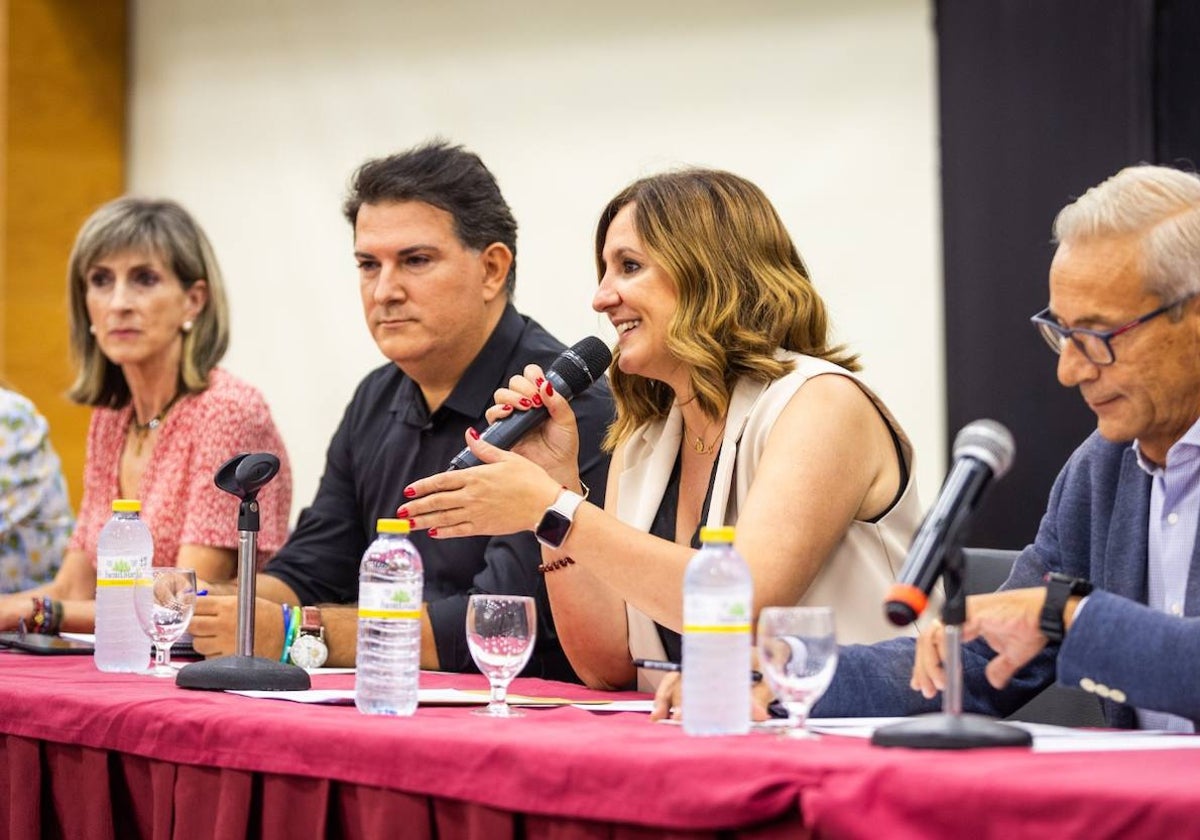 La alcaldesa de Valencia, María José Catalá, junto al concejal Santiago Ballester y el secretario general de la JCF, Nico Garcés.