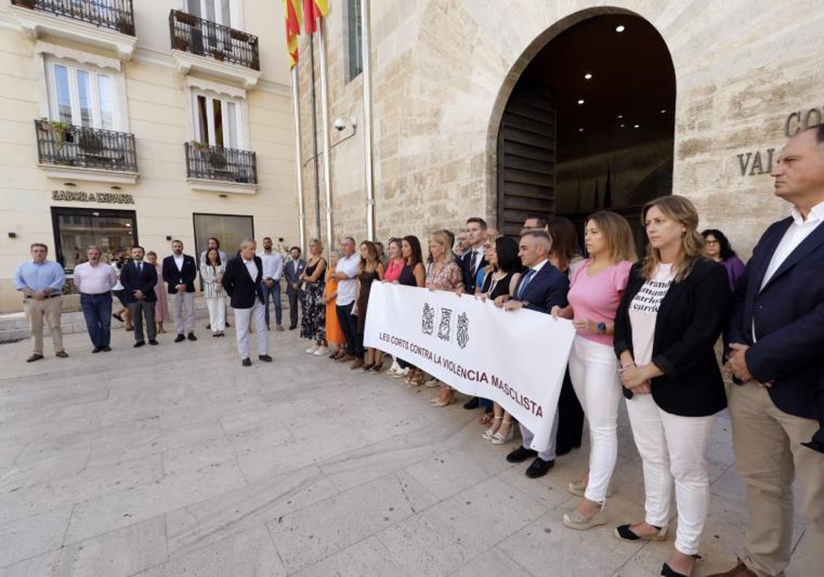 Concentración contra el asesinato de una mujer a manos de su marido a la puerta de Les Corts, con la presidenta del parlamento y Vox a un lado.