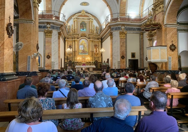 Iglesia de Simat, llena para despedir al agente fallecido.