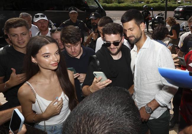 Djokovic, haciéndose fotos con aficionados, a su llegada a Valencia.