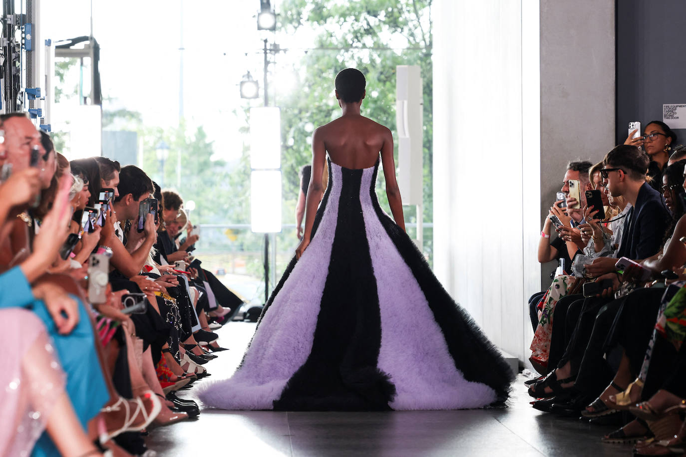 Diseños de Carolina Herrera en la New York Fashion Week 2023