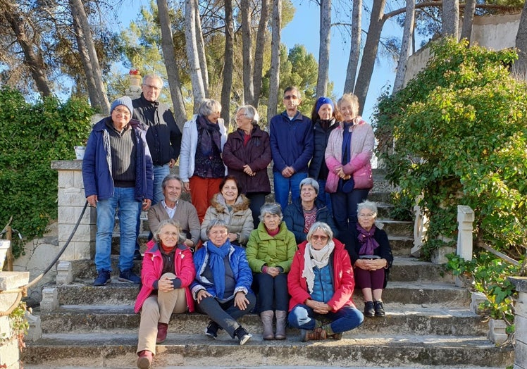 Algunos de los cooperativistas de ConVivencia, en el entrno de El Choclo en el que quieren ser vecinos, en Castalla.