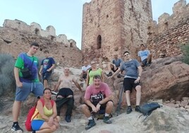 El grupo de Emilio Ballester, en la subida al Castillo de Serra.