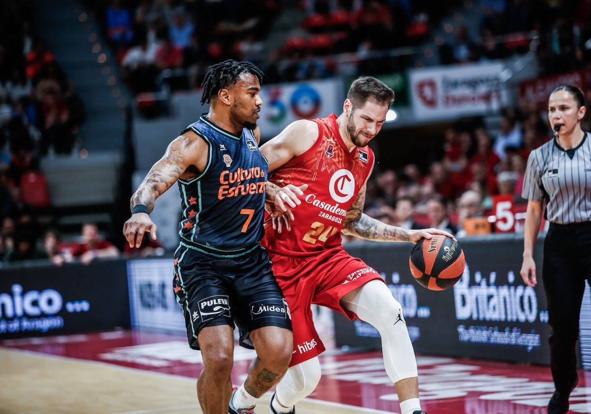 Jovic inicia un ataque ante Jones durante un partido del Valencia Basket en Zaragoza.