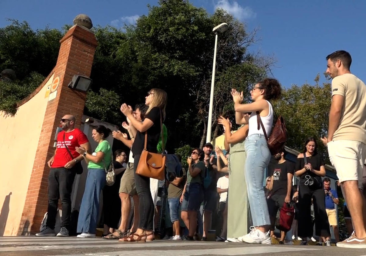 Afectados por el último fallo en las adjudicaciones, en la puerta de la conselleria.